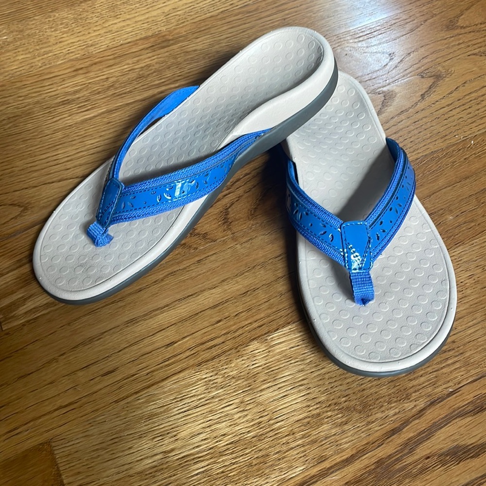 Vionic Cassandra patent leather flip flops (new-without tags)